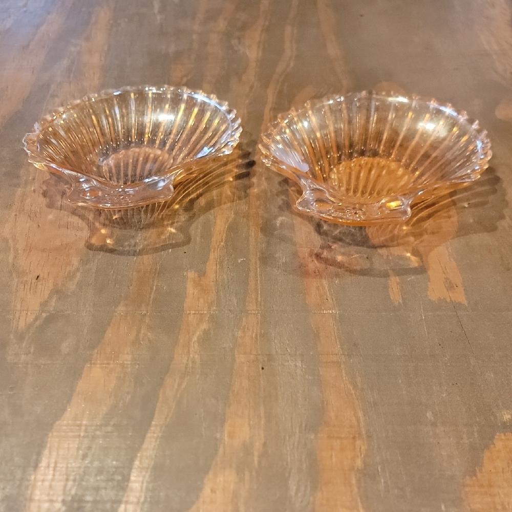 Shell-Shaped Glass Bowls in Warm Amber - Picture 2 of 6